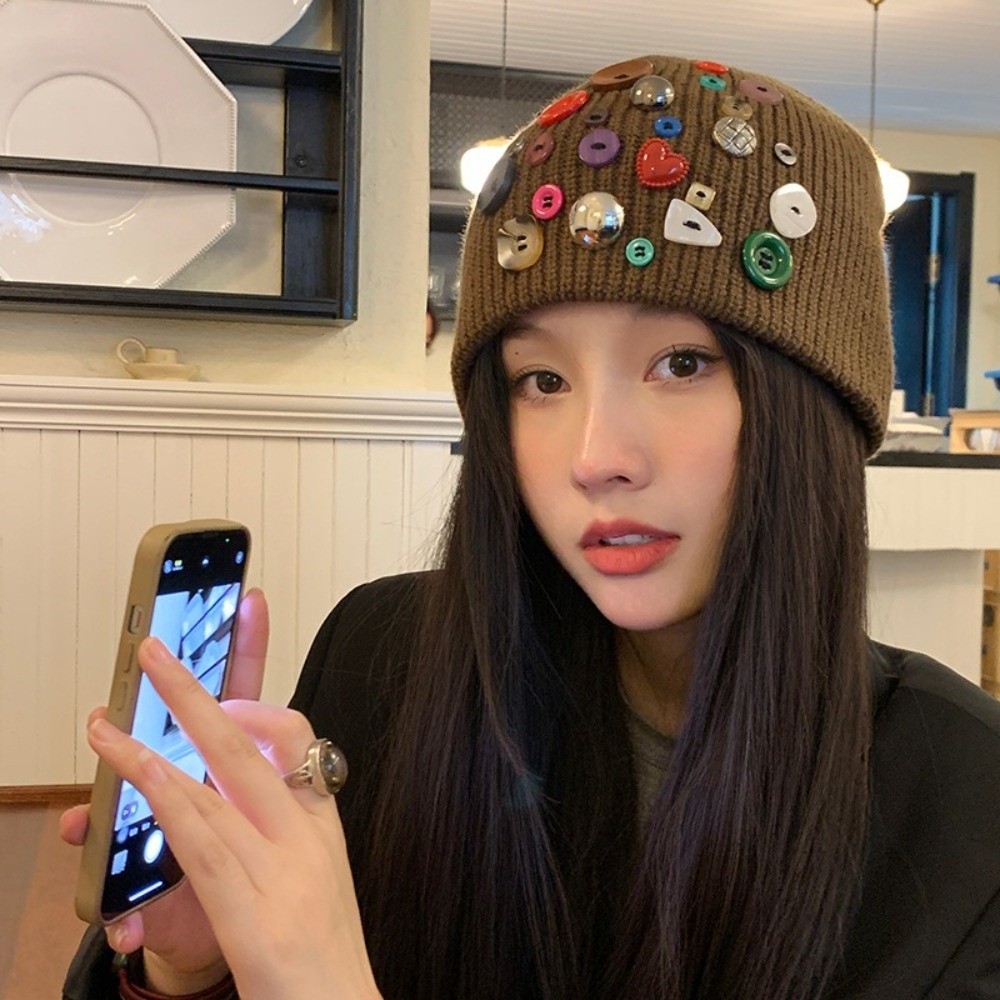 Beanie Cuffed Knit - Яркая шапка-бини с пуговицами, вязаная шапка